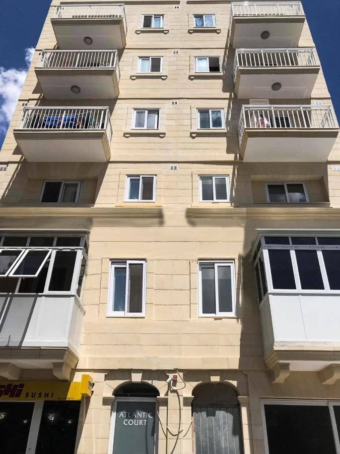 Séjour chez l'habitant F8 3, Private Two Single Beds Shared Bathroom In Shared Flat *
