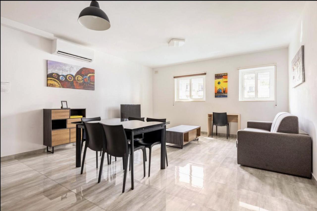 Séjour chez l'habitant F8 3, Private Two Single Beds Shared Bathroom In Shared Flat *