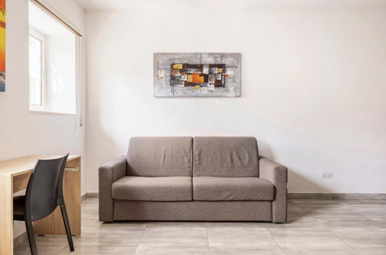 Séjour chez l'habitant F8 3, Private Two Single Beds Shared Bathroom In Shared Flat