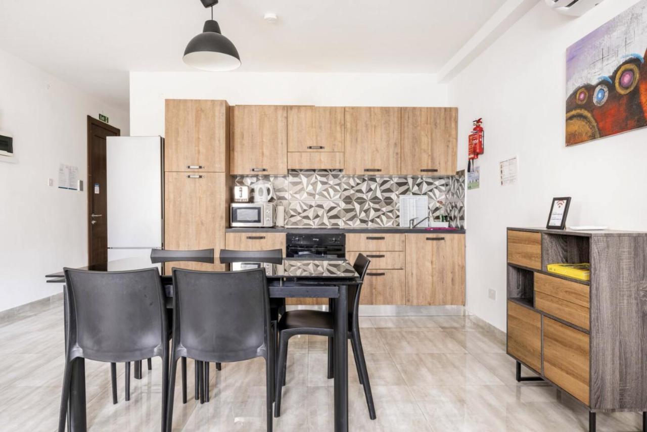 Séjour chez l'habitant F8 3, Private Two Single Beds Shared Bathroom In Shared Flat *