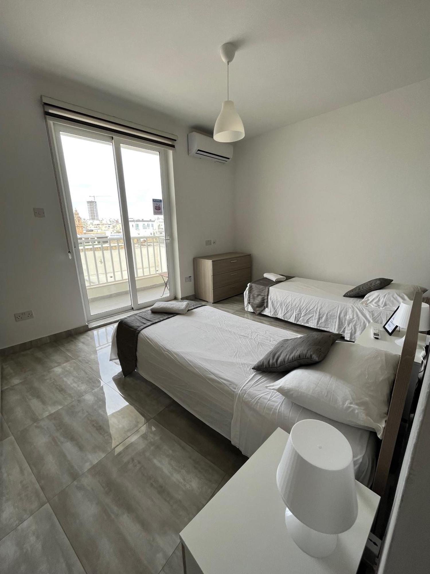 F8 3, Private Two Single Beds Shared Bathroom In Shared Flat Séjour chez l'habitant