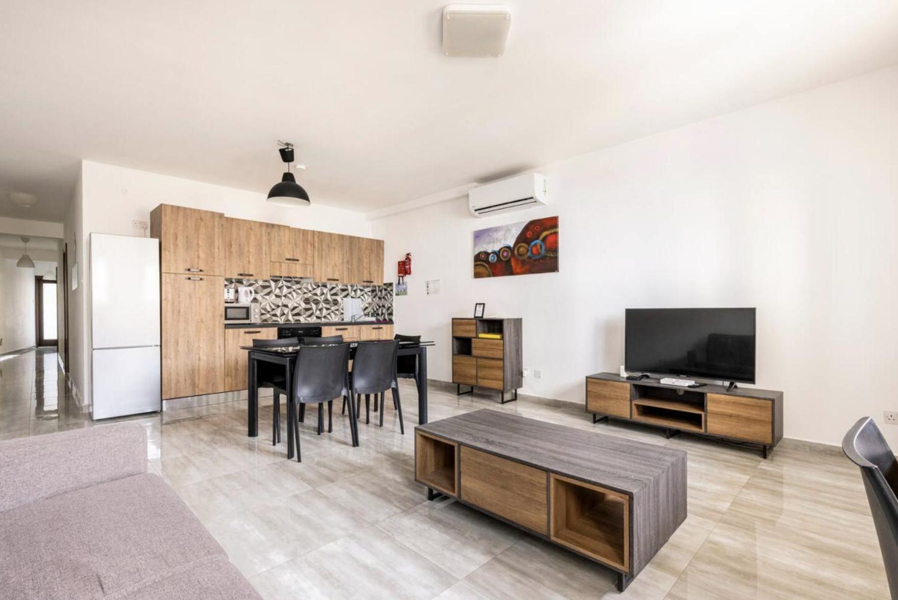 F8 3, Private Two Single Beds Shared Bathroom In Shared Flat *